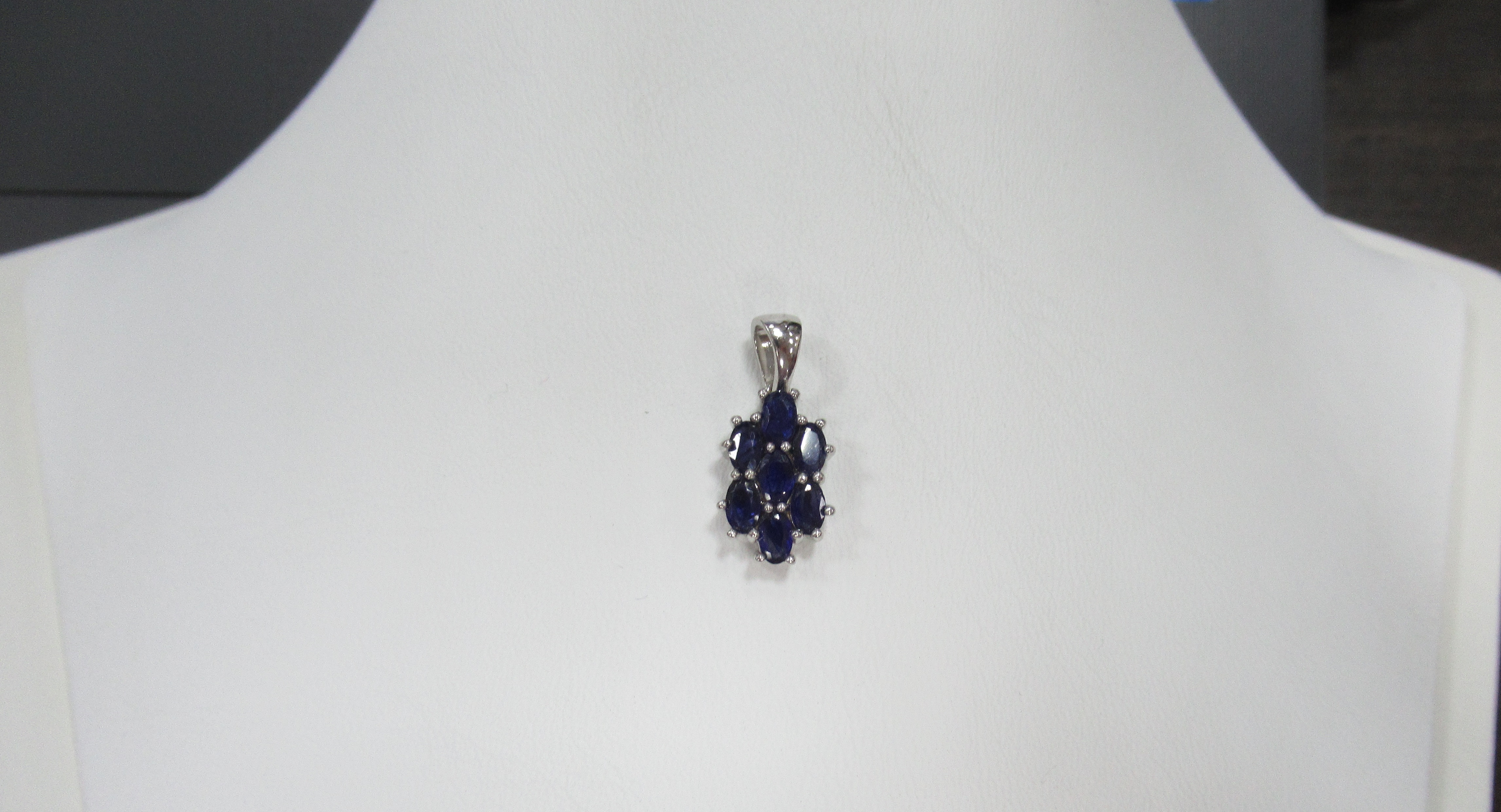 Серебряная подвеска с сапфирами